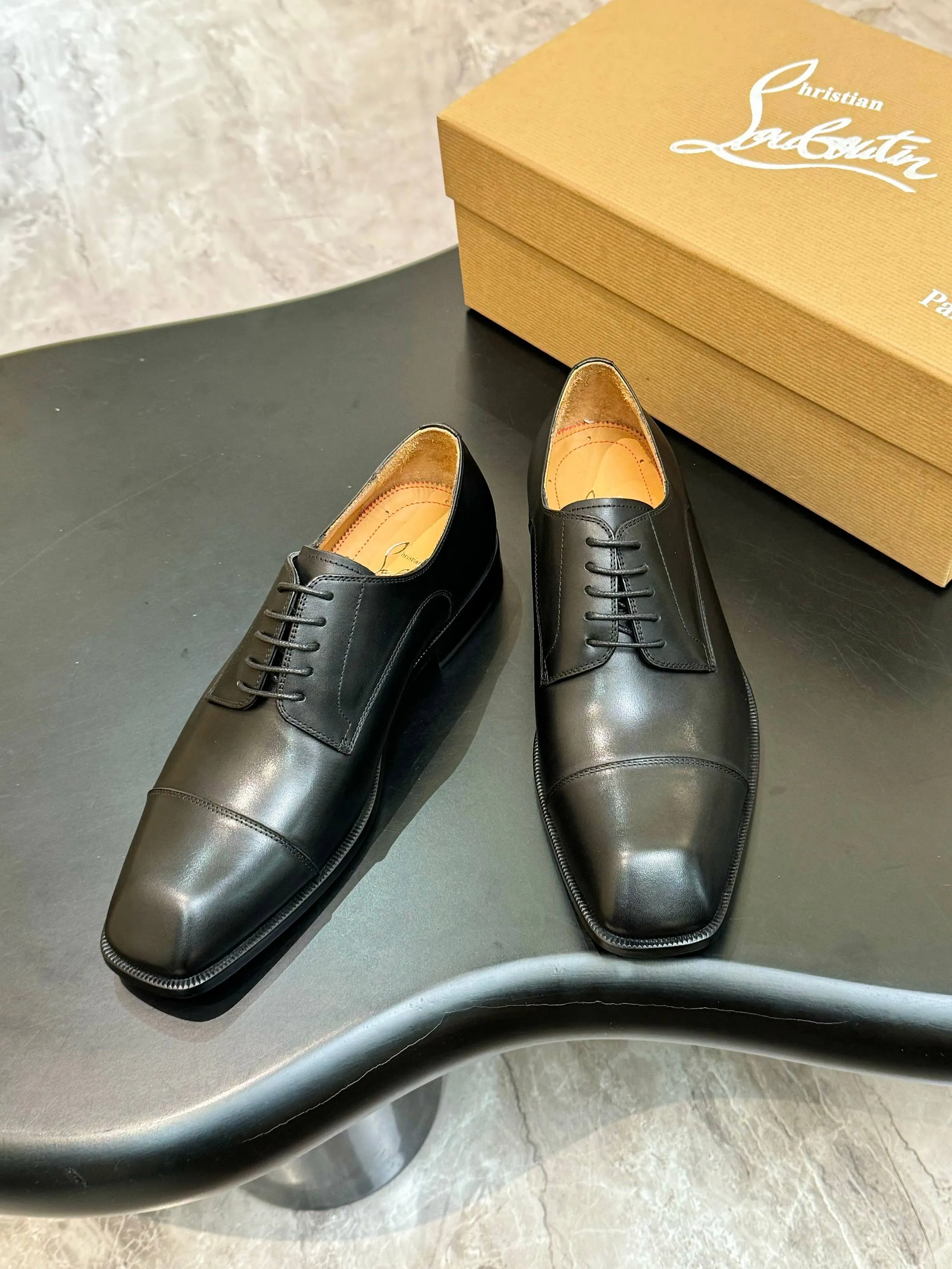 [CL red sole shoes] Top P: 1020💰 Size 39-44 (⚠️38.45.46.47 custom-made, non-returnable and non-exchangeable) 🆑High-end men's business formal leather shoes, original authentic top quality goods ••✅💯 Top original order purchasing agent! Original imported patterned cowhide ➕Imported cowhide lining ➕Cowhide feet ➕Original leather outsole~🉑️Feel free to compare the authentic ones!